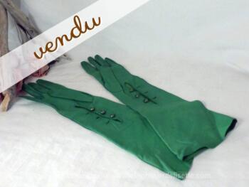 longs gants de petites tailles, en agneau, de couleur vert, avec boutons