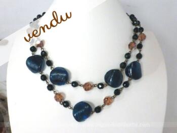 Ancien collier aux grosses perles bleues en verre