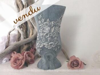 Vase étrusque patiné gris shabby et dentelle