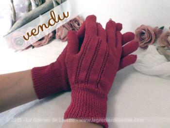 Anciens gants en laine rouge vintage.