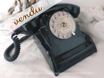 Ancien téléphone des années 50/60 , signé C.I.T., tout en bakélite noir à la forme originale dite "crapaud".