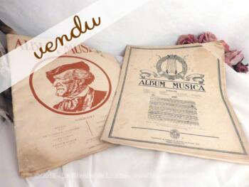 Anciennes partitions musique usées datées de 1914 à utiliser pour la magie du papier.