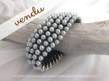 Ancien bracelet avec perles collées sur des segments en laiton.