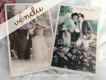 Lot de 2 cartes postales anciennes de scenette de couples d'amoureux.