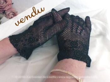 Ancienne paire de gants au crochet en coton noir, taille standard.