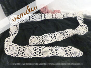 Dentelle ancienne, fait main au crochet, en forme de ruban avec des angles.