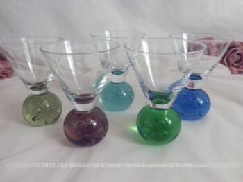 Lot de 5 verres dont le pied est en forme de boule en verre de couleur avec bulles.