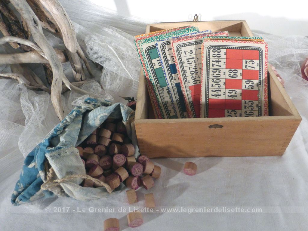 Ancien coffret en bois de jeu du loto avec 24 grilles et numéros en bois