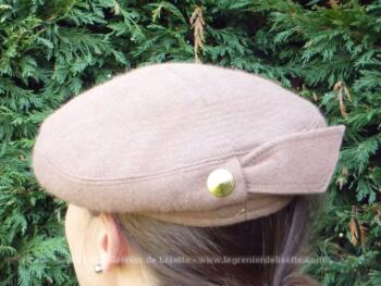 Ancien chapeau en forme de béret en feutre écru et son noeud au dos.