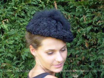 Ancien chapeau en forme de béret, en astrakan et plumes, modèle fait main par modiste parisienne.