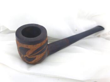 Belle pipe en bois ciselée à la main avec un décor de fleurs, à vous de choisir entre utilisation ou décoration.