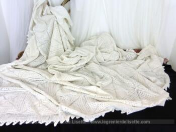 Ancien couvre-lit au crochet fait main en beau coton blanc de 200 x 200 cm. Il faut y ajouter une bande de 6 cm tout autour avec des angles arrondis et froncés.