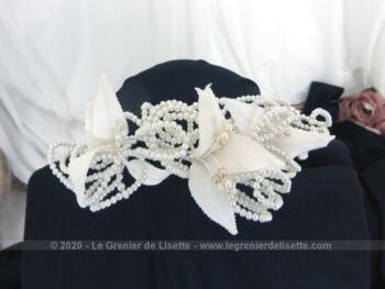 Couronne de mariée des années 80/90, blanche et décorée de perles nacrées et de fleurs en tissus.