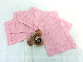 Voici un lot 6 petites serviettes à thé de 15 x 15 cm, teintées en rose shabby pouvant servir aussi pourquoi pas de dessous de verre.