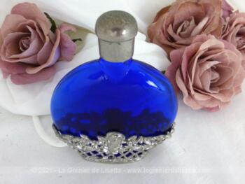 Superbe petit flacon en verre bleu royal serti par le bas par un habillage en métal tout ciselé.