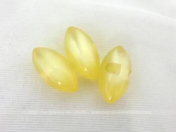 Voici un lot de 3 petits boutons ovoïdes de couleur jaune paille irisé avec deux trous discrets dans les cotés pour les coudre.