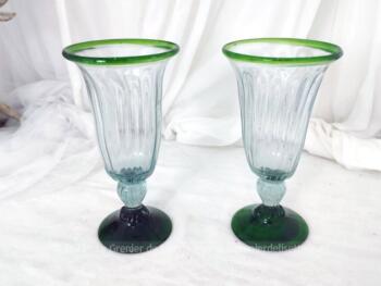 Que de possibilités avec ces deux grands verres, coupes à fruits ou glace, ou bien vases, tout en verre soufflé à la main avec bordure et socle verts.