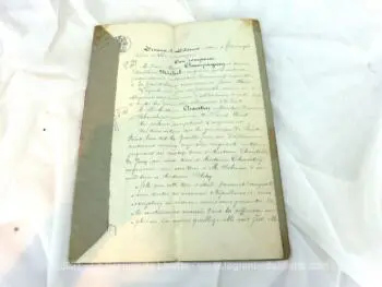 Âgé de plus de 140 ans, voici un acte notarié écrit à la plume et à l'encre sépia sur 4 pages pour une vente datée du 27 aout 1882 avec cachet et sceau du Timbre de la III° République.