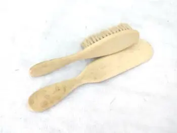 Voici un lot assorti composé d'une ancienne petite brosse à cheveux et de son chausse pied, datant du début du siècle dernier, ces deux pièces en bakélite couleur ivoire aux traces d'usure comme des veines sont une belle imitation de l'ivoire.  Superbe !