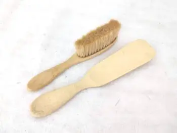 Voici un lot assorti composé d'une ancienne petite brosse à cheveux et de son chausse pied, datant du début du siècle dernier, ces deux pièces en bakélite couleur ivoire aux traces d'usure comme des veines sont une belle imitation de l'ivoire.  Superbe !