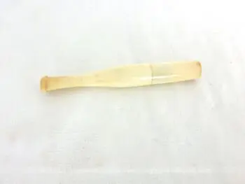 Voici un fume cigarette en plastique épais de couleur ivoire prévu pour mettre une cartouche filtrante, bel objet unisexe pour une allure vintage.