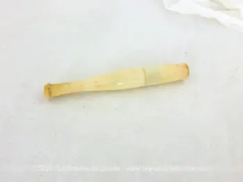 Voici un fume cigarette en plastique épais de couleur ivoire prévu pour mettre une cartouche filtrante, bel objet unisexe pour une allure vintage.