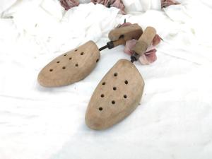 Ancienne paire en bois de formes à chaussures