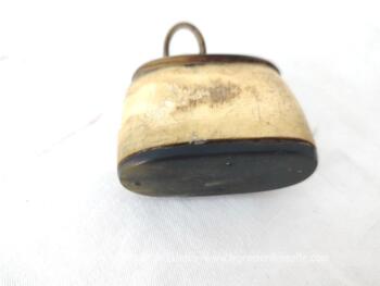 Surement prévue pour du tabac à priser, voici une ancienne petite tabatière réalisée à la main en corne avec un anneau pour soulever le couvercle de 6.5 x 3 x 4.5 cm. Que de charme et d'authenticité !