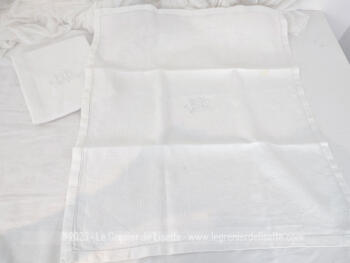 Voici un duo d'anciennes serviettes de 54 x 62 cm en damassé blanc avec au centre les broderies des monogrammes BB ou BR (suivant comment on interprète la seconde lettre) et de la décoration qui met en en valeur. Top vintage !