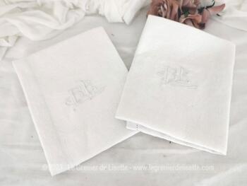 Voici un duo d'anciennes serviettes de 54 x 62 cm en damassé blanc avec au centre les broderies des monogrammes BB ou BR (suivant comment on interprète la seconde lettre) et de la décoration qui met en en valeur. Top vintage !