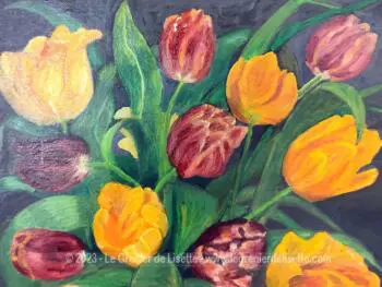 Sur 30 x 10cm, voici un tableau éclatant d'une peinture à l'huile signée représentant un grand bouquet de tulipes à dominantes bordeaux et jaune orangé dans un vase en verre.