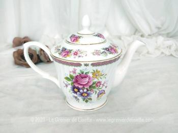 Datant des années 80, voici une superbe théière en porcelaine anglaise estampillée "Windsor Fine Bone China England" aux décors floraux dans les tons pastel pour une ambiance shabby.