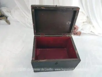 Voici un bien originale boite à pharmacie en bois fait main, peinte en marron avec croix rouge sur cercle blanc. Elle mesure 16 x 22.5 x 14 cm. Fermeture par crochet.