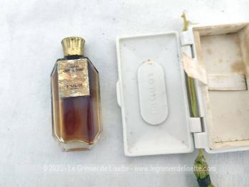 Datant des années 30/40, voici un ancien coffret en galalithe contenant un petit flacon de parfum "Crêpe de Chine" de Felix. Millot, avec encore à l'intérieur quelques millilitres de ce doux parfum d'antan.