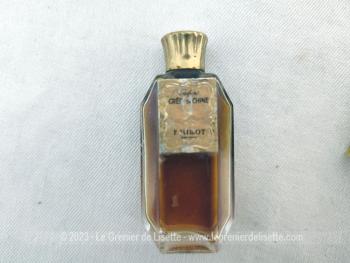 Datant des années 30/40, voici un ancien coffret en galalithe contenant un petit flacon de parfum "Crêpe de Chine" de Felix. Millot, avec encore à l'intérieur quelques millilitres de ce doux parfum d'antan.