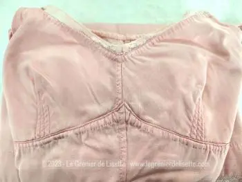 Voici une ancienne et belle chemise nuit fait main en satin molletonné rose saumon avec plis poitrine et fine dentelle. Petite taille.