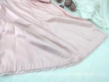 Voici une ancienne et belle chemise nuit fait main en satin molletonné rose saumon avec plis poitrine et fine dentelle. Petite taille.