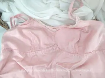 Voici une ancienne et belle chemise nuit fait main en satin molletonné rose saumon avec plis poitrine et fine dentelle. Petite taille.