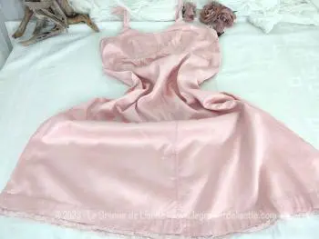 Voici une ancienne et belle chemise nuit fait main en satin molletonné rose saumon avec plis poitrine et fine dentelle. Petite taille.