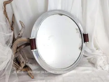 Vraiment très vintage, voici un grand plateau tout rond de 40.5 cm de diamètre, sertissant un miroir de 35 cm de diamètre avec aux deux petites anses bois, teinté merisier.