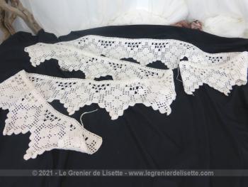 Sur 150 x 16.5 cm, voici un long tour de cheminée ou rideau brise-bise réalisé à la main au crochet, dans un beau fil de coton ivoire bien épais.