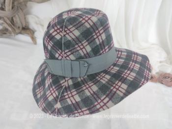 Vous rêviez d'avoir un chapeau comme dans un film des années 60/70 ? c'est celui là ! Avec son motif  carreaux façon Borsalino à large bordure ce chapeau est vraiment original mais prévu pour un petit tour de tête de 55/56cm.