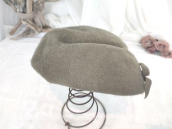 Voici un chapeau vintage en feutre imitation fourrure taupe avec son petit noeud sur le cote et estampillé "Made in Tchécoslovaquie". Top vintage !
