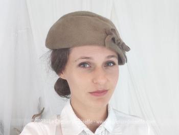 Voici un chapeau vintage en feutre imitation fourrure taupe avec son petit noeud sur le cote et estampillé "Made in Tchécoslovaquie". Top vintage !