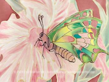 Fait main, voici un coussin de 38 x 36 cm  dont la partie décorative est en soie peinte à la main avec le dessin d'une fleur et d'un papillon  sur fond rouille. La partie dos est en velours côtelé vert. Non déhoussable.