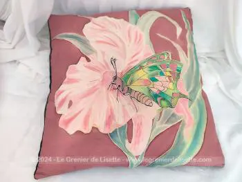 Fait main, voici un coussin de 38 x 36 cm  dont la partie décorative est en soie peinte à la main avec le dessin d'une fleur et d'un papillon  sur fond rouille. La partie dos est en velours côtelé vert. Non déhoussable.