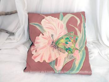 Fait main, voici un coussin de 38 x 36 cm  dont la partie décorative est en soie peinte à la main avec le dessin d'une fleur et d'un papillon  sur fond rouille. La partie dos est en velours côtelé vert. Non déhoussable.