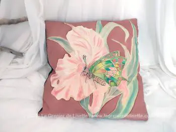 Fait main, voici un coussin de 38 x 36 cm  dont la partie décorative est en soie peinte à la main avec le dessin d'une fleur et d'un papillon  sur fond rouille. La partie dos est en velours côtelé vert. Non déhoussable.