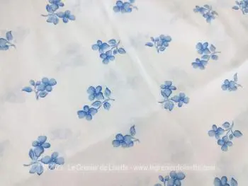 Voici un lot de 2 belles taies de traversin en tissus bleu vraiment tendance shabby. A utiliser tel quel ou pour profiter du tissus pour faire de nouvelles créations.