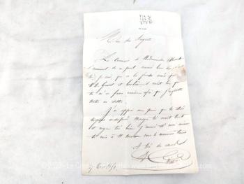 Agée de 173 ans, voici une ancienne lettre pli du 27 mars 1851 soit à peine 62 ans après la révolution française de 1789 ! C'est un courrier à un notaire, mais dont l'auteur de la missive connait bien puisqu'il le nomme "Mon cher Auguste"..